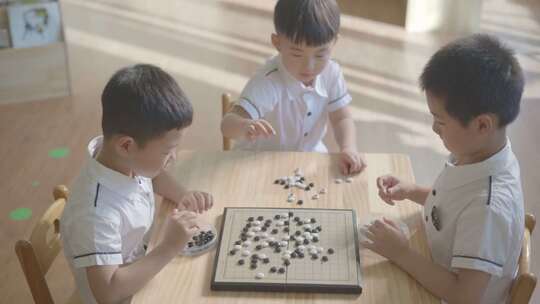 孩子们下棋玩耍