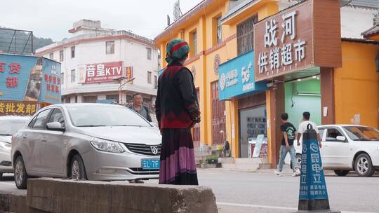 民族视频云南丽江小镇路旁的彝族妇女