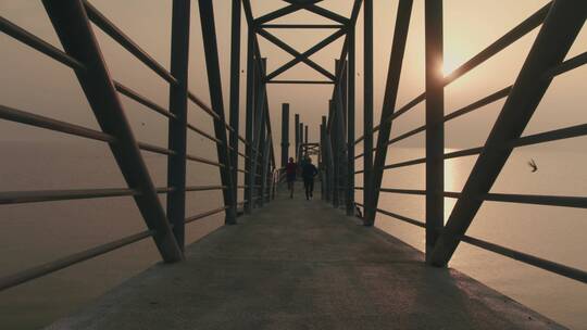 运动员在桥上跑步的慢镜头