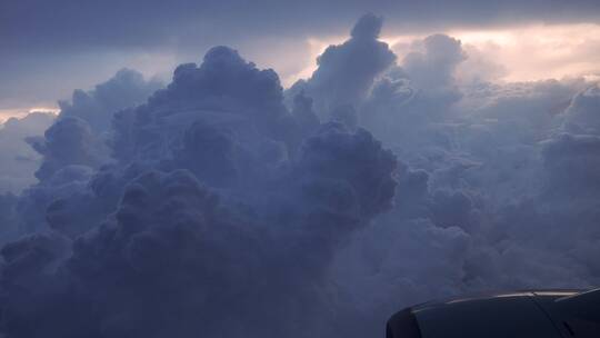 4K升格实拍飞机上拍摄窗外傍晚的云彩