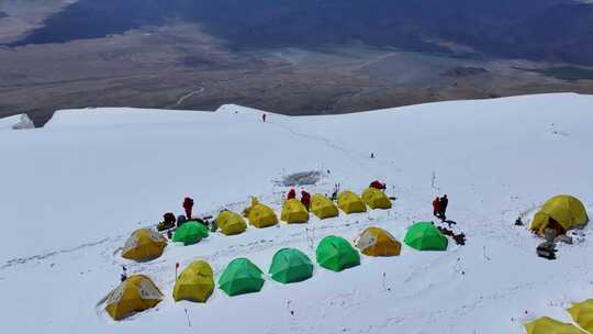 航拍攀登新疆慕士塔格峰雪山登山者C2营地