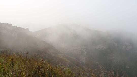  云雾缭绕 似如仙境 四面环山