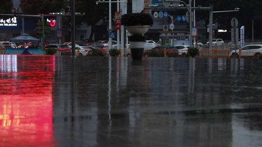 雨中的城市道路视频素材模板下载