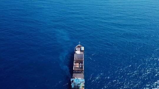 海上集箱航行的国际物流货船
