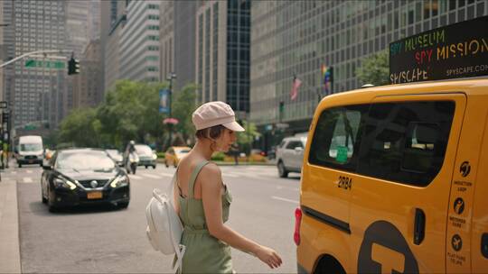 城市里女游客正在上车视频素材模板下载
