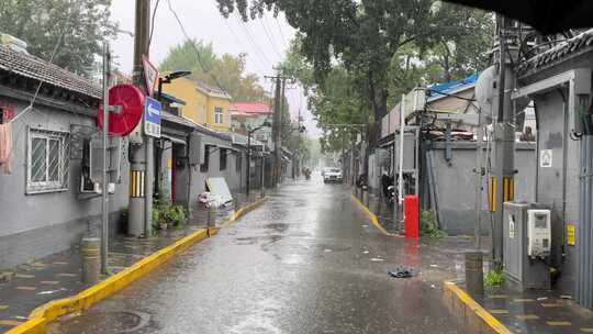 北京胡同下雨打伞行走