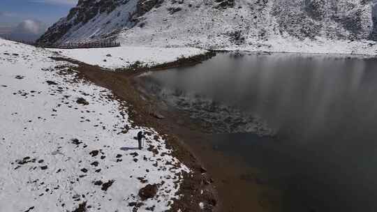 青海互助浪士当雪山河流航拍视频