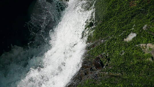 慢镜头下的山泉水