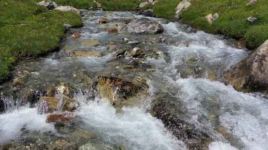 山涧河流