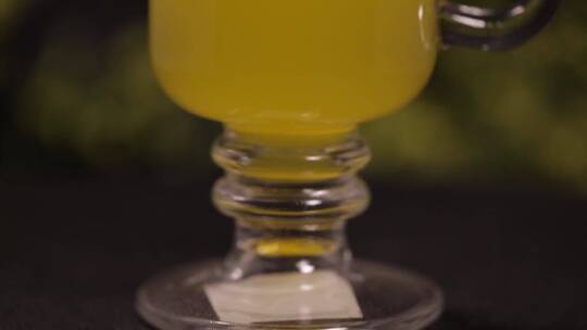 瓶装杯装金色果汁 (3)