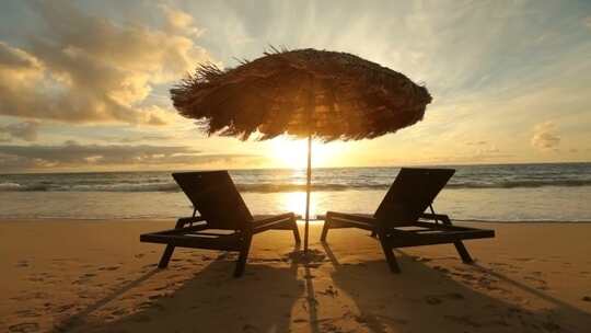 日落时海边的沙滩椅和太阳伞