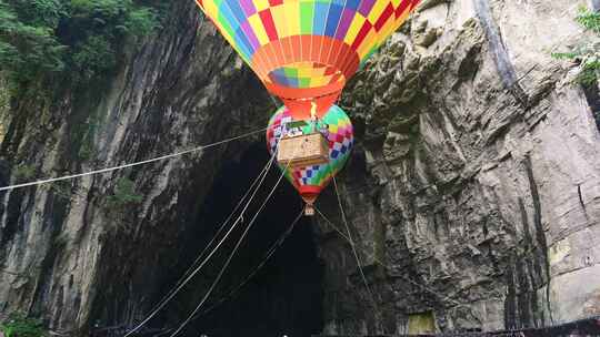 湖北恩施旅游腾龙洞景区入口彩色的热气球视频素材模板下载