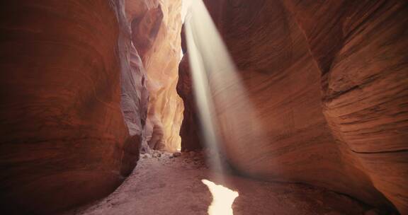 阳光透过峡谷的缝隙特写镜头