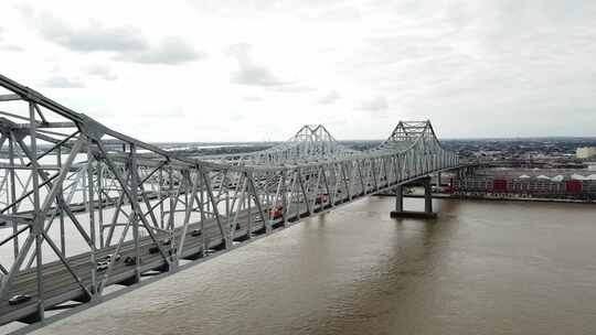 新月城连接前大新奥尔良大桥横跨路易斯安那州密西西比河视频素材模板下载