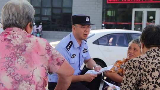 威海高区公安民警开展社区老年群众反诈宣传