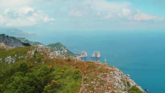 远足者俯瞰壮观的海滨悬崖法拉利奥尼在卡普