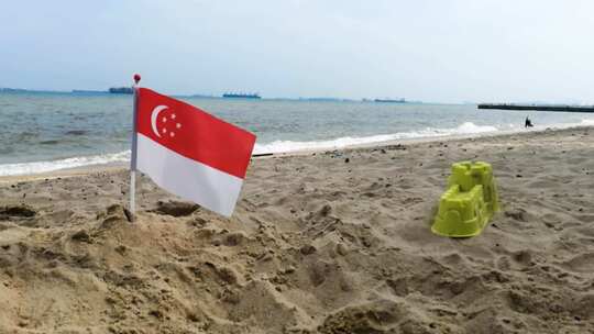 新加坡国旗-在沙滩上迎风飘扬视频素材模板下载