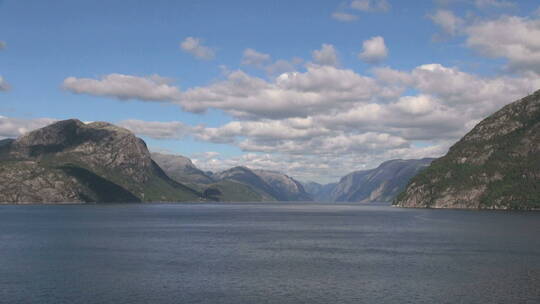 蓝天下的山脉与湖泊视频素材模板下载