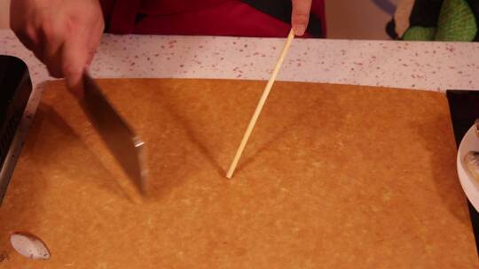 筷子木质软硬用菜刀砍筷子