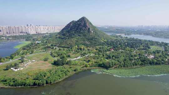 山东济南华山风景区湖面山峰风景