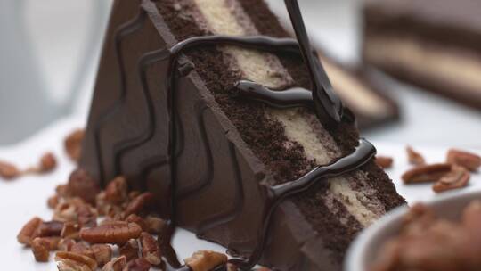 巧克力酱洒在巧克力蛋糕上
