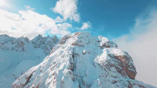 FPV航拍冬季雪山森林雪松山峰高山雪景