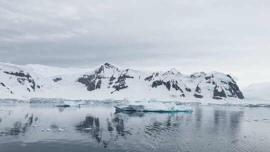 一个巨大的冰川正在海面上融化视频素材模板下载