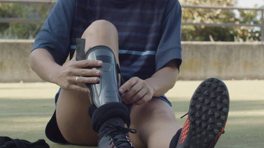 女运动员穿护膝的特写镜头视频素材模板下载