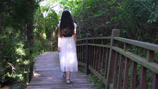 白裙女生林间漫步 感受自然视频素材模板下载