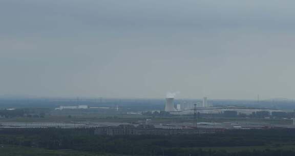 云彩下面远处的工厂延时摄影