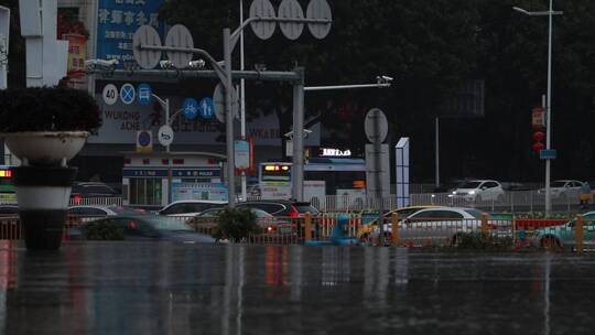 下雨天的街景车流