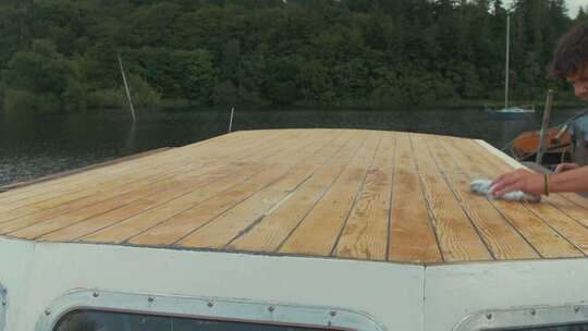 用布擦拭木船屋顶视频素材模板下载