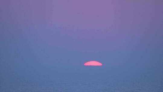 海面上太阳升起的实拍