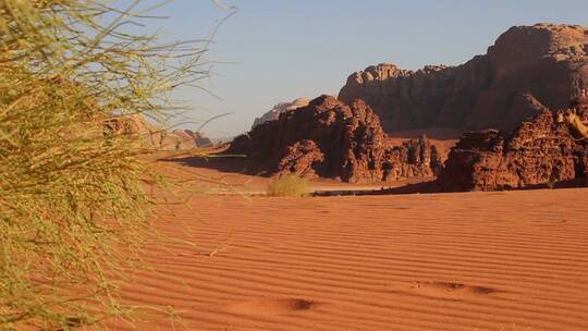 一个人骑着骆驼穿过沙漠视频素材模板下载