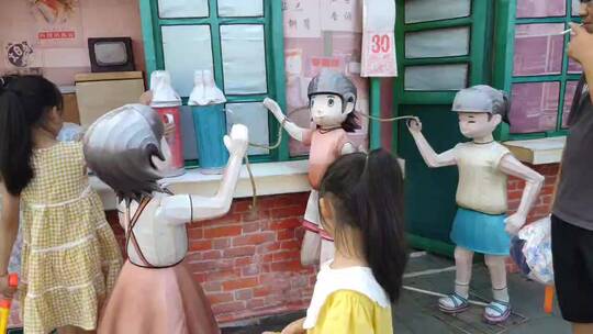 游乐园小孩雕塑视频素材模板下载