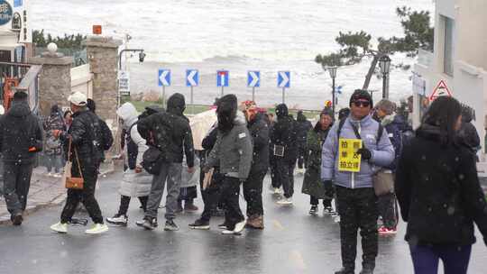 威海高区火炬八街冬季初雪游客赏雪打卡街景