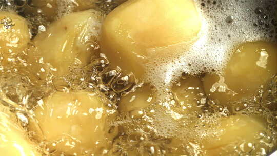 土豆在锅里煮熟特写慢镜头