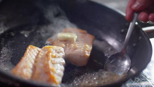 厨师烹饪食物的特写镜头