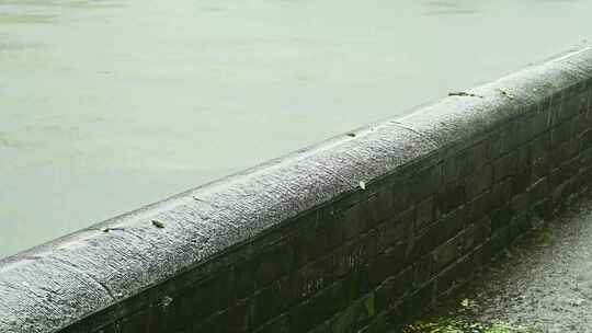 北京夏季下雨中雨水冲刷的故宫皇城角楼红墙