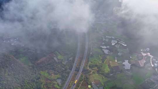 山间云雾缭绕的山村公路自然风景