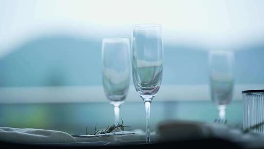 餐桌上的玻璃高脚红酒杯
