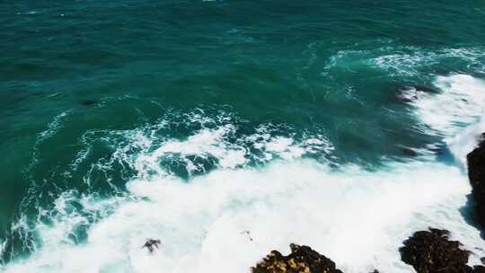 俯拍海浪拍打礁石海面素材