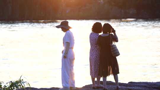 夕阳下湖面拍照打卡