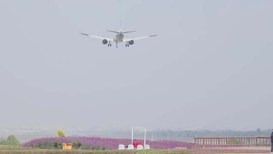 飞机低空飞行即将降落的场景