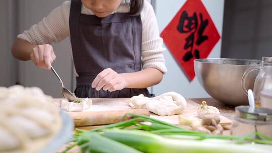 包饺子的中国女孩