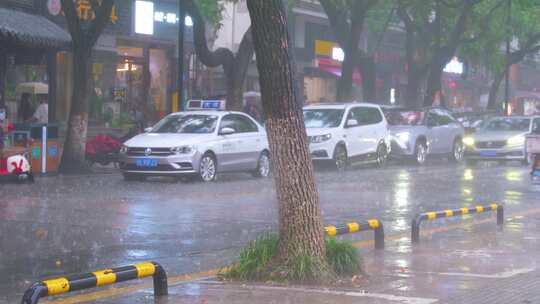 城市下暴雨下雨天雨季汽车人流街道街头街景视频素材模板下载