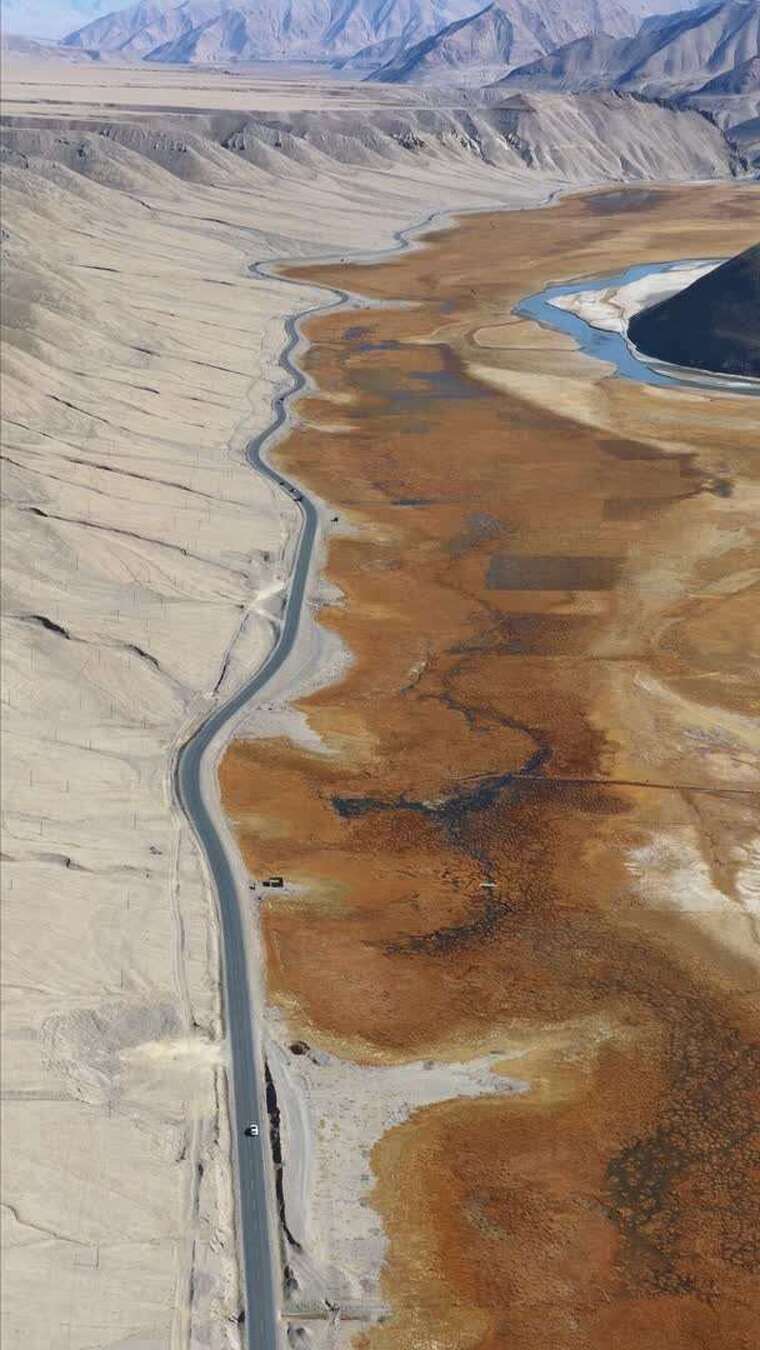 新疆中巴友谊公路沿线雪山河流风光