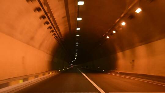 夜晚开车穿过隧道