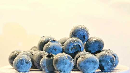 新鲜有水珠的蓝莓摆盘展示特写视频素材模板下载