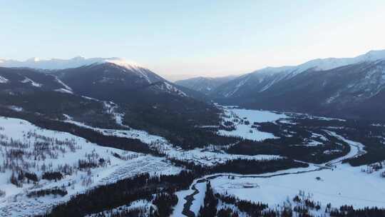 航拍新疆冬季喀纳斯湖雪景雪山森林冰河寒冷